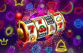 Giao diện poker online hiển thị trên điện thoại di động với nền tím nhẹ nhàng và thiết kế hiện đại